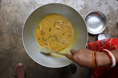 Küçük Yılankafa ya da Channa orientalis balığı. Geleneksel Asya balık köri yemeği. Hint mutfağı Bengali Balık Körisi. Asya yemeği ve yemeği. Lezzetli Hint balığı körisi. Hint yemeği..