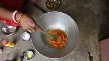 Domates turşusu tavada hazırlanıyor. Doğranmış domatesler yağ ve baharatla sotelenir. Bu popüler bir Hint domates yemeği..