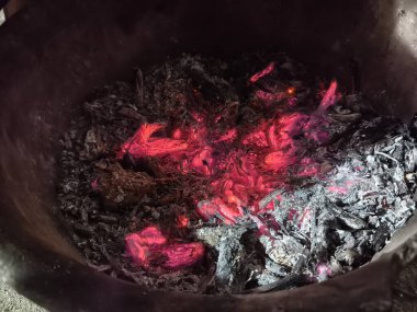 Toprak saksısında yanan kömür. Bu ateş, odun alevleri söndükten sonra geriye kalan tek şey. Kırsal bölgelerde, kış boyunca ısınmak için kullanılır..
