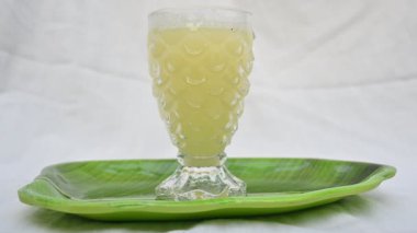 Beyaz arka planda ananas suyu. Taze ananas suyu ve ananas parçalarıyla dolu bir bardak. Sağlıklı meyve suyu. Ananas suyu..