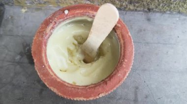 Matka Kulfi geleneksel bir terracotta tenceresinde servis edilir. Ortasında küçük tahta bir kaşık. Bu kır çömleği basit, otantik bir ziyafeti temsil ediyor. Dondurma geleneksel bir şekilde servis edilir. Yaz İçeceği.