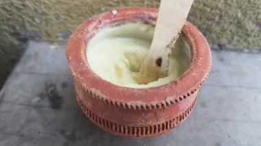 Matka Kulfi geleneksel bir terracotta tenceresinde servis edilir. Ortasında küçük tahta bir kaşık. Bu kır çömleği basit, otantik bir ziyafeti temsil ediyor. Dondurma geleneksel bir şekilde servis edilir. Yaz İçeceği.