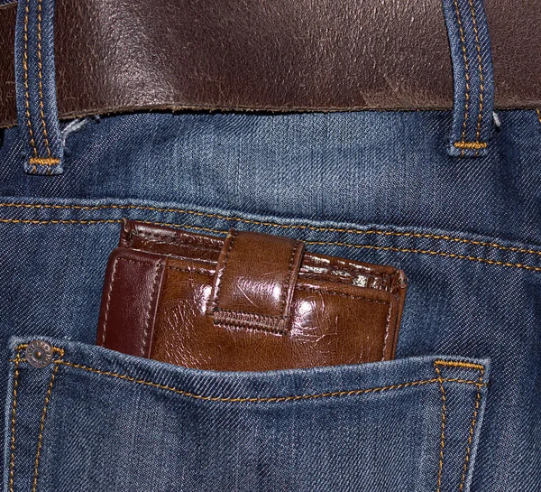 Hnědá peněženka v džínách kapsy — Stock fotografie