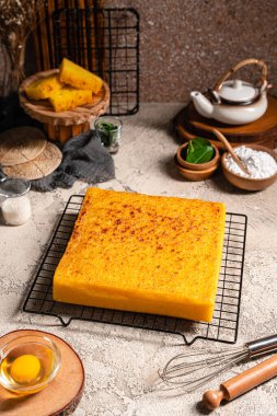 Singapur 'daki Bika ambonu veya altın kuih bingka, tapyoka unu, yumurta, şeker, maya ve hindistan cevizi sütü gibi malzemelerden yapılan Endonezya tatlısı..