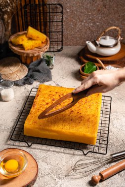 Singapur 'daki Bika ambonu veya altın kuih bingka, tapyoka unu, yumurta, şeker, maya ve hindistan cevizi sütü gibi malzemelerden yapılan Endonezya tatlısı..