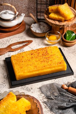 Singapur 'daki Bika ambonu veya altın kuih bingka, tapyoka unu, yumurta, şeker, maya ve hindistan cevizi sütü gibi malzemelerden yapılan Endonezya tatlısı..