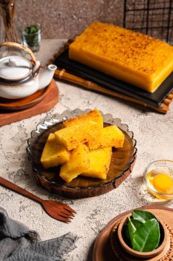 Singapur 'daki Bika ambonu veya altın kuih bingka, tapyoka unu, yumurta, şeker, maya ve hindistan cevizi sütü gibi malzemelerden yapılan Endonezya tatlısı..