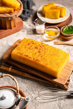 Singapur 'daki Bika ambonu veya altın kuih bingka, tapyoka unu, yumurta, şeker, maya ve hindistan cevizi sütü gibi malzemelerden yapılan Endonezya tatlısı..