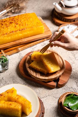 Singapur 'daki Bika ambonu veya altın kuih bingka, tapyoka unu, yumurta, şeker, maya ve hindistan cevizi sütü gibi malzemelerden yapılan Endonezya tatlısı..