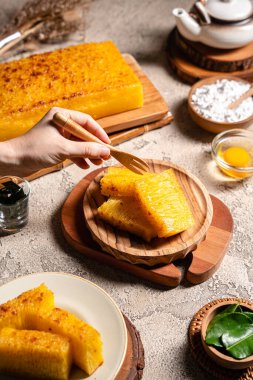 Singapur 'daki Bika ambonu veya altın kuih bingka, tapyoka unu, yumurta, şeker, maya ve hindistan cevizi sütü gibi malzemelerden yapılan Endonezya tatlısı..