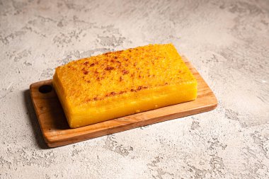 Singapur 'daki Bika ambonu veya altın kuih bingka, tapyoka unu, yumurta, şeker, maya ve hindistan cevizi sütü gibi malzemelerden yapılan Endonezya tatlısı..