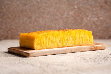 Singapur 'daki Bika ambonu veya altın kuih bingka, tapyoka unu, yumurta, şeker, maya ve hindistan cevizi sütü gibi malzemelerden yapılan Endonezya tatlısı..