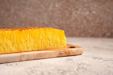 Singapur 'daki Bika ambonu veya altın kuih bingka, tapyoka unu, yumurta, şeker, maya ve hindistan cevizi sütü gibi malzemelerden yapılan Endonezya tatlısı..