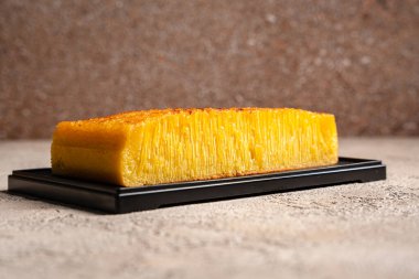 Singapur 'daki Bika ambonu veya altın kuih bingka, tapyoka unu, yumurta, şeker, maya ve hindistan cevizi sütü gibi malzemelerden yapılan Endonezya tatlısı..