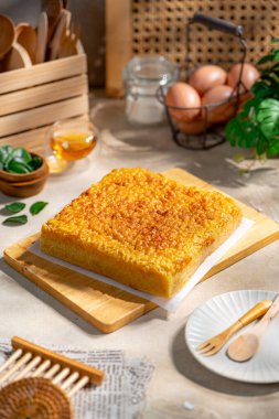 Bika ambonu ya da altın pasta veya Singapur 'da altın kuih bingka, tapyoka unu, yumurta, şeker, maya ve hindistan cevizi sütü gibi malzemelerden yapılan Endonezya tatlısı..