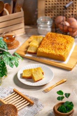 Bika ambonu ya da altın pasta veya Singapur 'da altın kuih bingka, tapyoka unu, yumurta, şeker, maya ve hindistan cevizi sütü gibi malzemelerden yapılan Endonezya tatlısı..