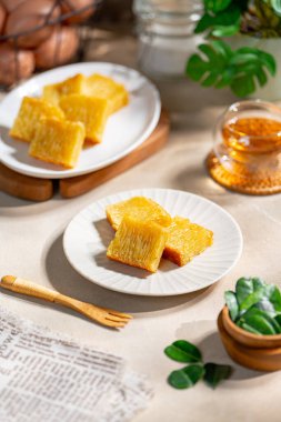 Bika ambonu ya da altın pasta veya Singapur 'da altın kuih bingka, tapyoka unu, yumurta, şeker, maya ve hindistan cevizi sütü gibi malzemelerden yapılan Endonezya tatlısı..