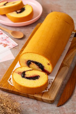 Lezzetli sarma, rulo kek veya yaban mersini reçelli bolu.