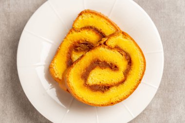 Ananaslı kek (Endonezya bolu gulung nenas) Bolu Gulung, sığ bir tavayla pişirilen ve reçel veya tereyağı kreması ile doldurulan bir sünger kektir..