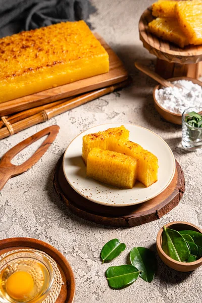 Singapur 'daki Bika ambonu veya altın kuih bingka, tapyoka unu, yumurta, şeker, maya ve hindistan cevizi sütü gibi malzemelerden yapılan Endonezya tatlısı..