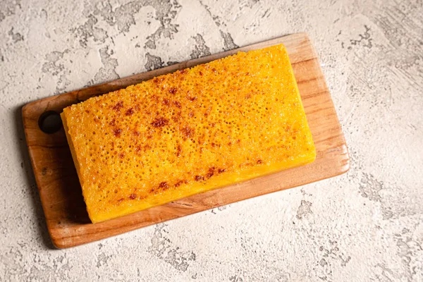 Singapur 'daki Bika ambonu veya altın kuih bingka, tapyoka unu, yumurta, şeker, maya ve hindistan cevizi sütü gibi malzemelerden yapılan Endonezya tatlısı..