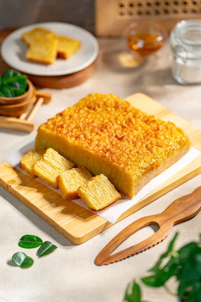 Bika ambonu ya da altın pasta veya Singapur 'da altın kuih bingka, tapyoka unu, yumurta, şeker, maya ve hindistan cevizi sütü gibi malzemelerden yapılan Endonezya tatlısı..