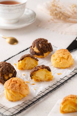Choux hamur işi birçok hamur işinde kullanılan hassas bir hamur işidir. İçinde sadece tereyağı, su, un ve yumurta var. Choux hamur işleri bazen kremalı pasta yaptıktan sonra kremayla doludur. 