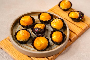 Nastar kurabiyeleri veya Pineapple turtası, Endonezya gibi Güneydoğu Asya 'nın farklı bölgelerinde yaygın olarak bulunan ananas reçeli ile doldurulmuş küçük, ısırık büyüklüğünde bir hamur işidir.)