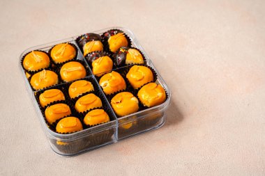 Nastar kurabiyeleri veya Pineapple turtası, Endonezya gibi Güneydoğu Asya 'nın farklı bölgelerinde yaygın olarak bulunan ananas reçeli ile doldurulmuş küçük, ısırık büyüklüğünde bir hamur işidir.)