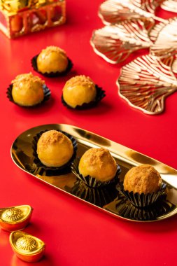 Nastar kurabiyeleri veya Pineapple turtası, Endonezya gibi Güneydoğu Asya 'nın farklı bölgelerinde yaygın olarak bulunan ananas reçeli ile doldurulmuş küçük, ısırık büyüklüğünde bir hamur işidir.)