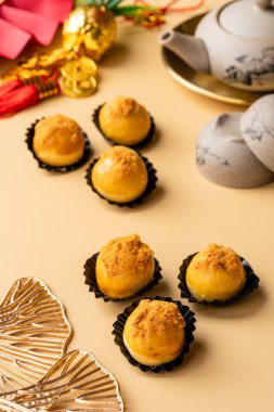 Nastar kurabiyeleri veya Pineapple turtası, Endonezya gibi Güneydoğu Asya 'nın farklı bölgelerinde yaygın olarak bulunan ananas reçeli ile doldurulmuş küçük, ısırık büyüklüğünde bir hamur işidir.)