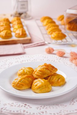 Nastar kurabiyeleri veya Pineapple turtası, Endonezya gibi Güneydoğu Asya 'nın farklı bölgelerinde yaygın olarak bulunan ananas reçeli ile doldurulmuş küçük, ısırık büyüklüğünde bir hamur işidir.)