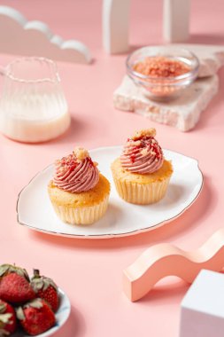 Cupcake, genellikle kağıtla kaplanmış, küçük bir kap şeklindeki kalıpta pişirilmiş küçük, tek porsiyon bir kektir. Basit bir kek hamurundan yapılmıştır ve sıklıkla krema, şeker veya meyve ile kaplıdır.
