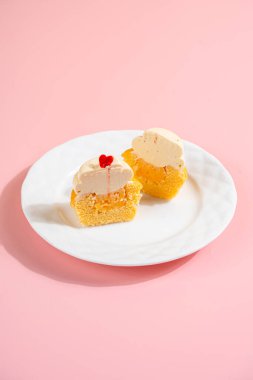 Cupcake, genellikle kağıtla kaplanmış, küçük bir kap şeklindeki kalıpta pişirilmiş küçük, tek porsiyon bir kektir. Basit bir kek hamurundan yapılmıştır ve sıklıkla krema, şeker veya meyve ile kaplıdır.