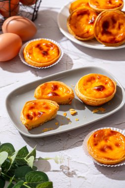 Yumurtalı tart, geleneksel Portekiz tatlısı, pastel de nata. Pasteis de Belem, tarçınlı bir Portekiz kremalı turta..