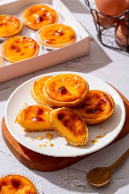 Yumurtalı tart, geleneksel Portekiz tatlısı, pastel de nata. Pasteis de Belem, tarçınlı bir Portekiz kremalı turta..