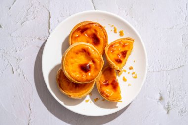 Yumurtalı tart, geleneksel Portekiz tatlısı, pastel de nata. Pasteis de Belem, tarçınlı bir Portekiz kremalı turta..