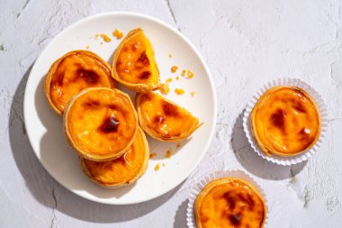 Yumurtalı tart, geleneksel Portekiz tatlısı, pastel de nata. Pasteis de Belem, tarçınlı bir Portekiz kremalı turta..