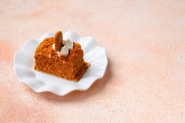 Lotus keki nilüfer çiçeğinden yapılır ve yayılır.