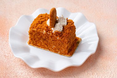 Lotus keki nilüfer çiçeğinden yapılır ve yayılır.