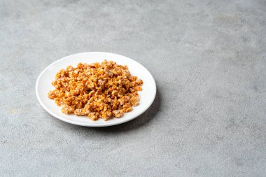 Ezilmiş karamelli fıstık şekerlemesi genellikle pasta yapmak için kullanılır. Nougat Karamel