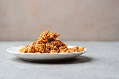 Ezilmiş karamelli fıstık şekerlemesi genellikle pasta yapmak için kullanılır. Nougat Karamel