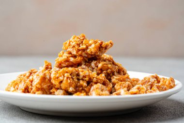 Ezilmiş karamelli fıstık şekerlemesi genellikle pasta yapmak için kullanılır. Nougat Karamel