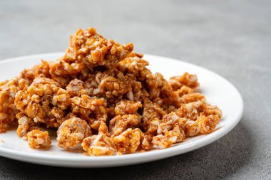 Ezilmiş karamelli fıstık şekerlemesi genellikle pasta yapmak için kullanılır. Nougat Karamel