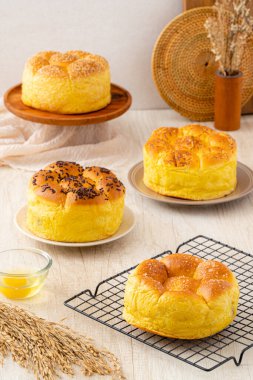 Roti sobek ya da Roti Gembong ya da Yumuşak ekmek, Bu ekmek yumuşak bir dokuya sahip tatlı bir tadı var. Genellikle çikolata, peynir ya da rendelenmiş hindistan cevizi ile doludur..