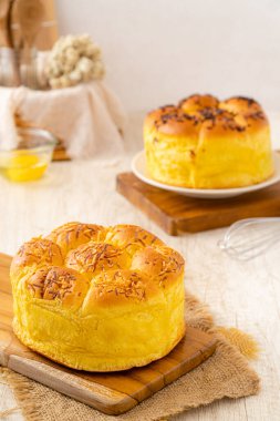 Roti sobek ya da Roti Gembong ya da Yumuşak ekmek, Bu ekmek yumuşak bir dokuya sahip tatlı bir tadı var. Genellikle çikolata, peynir ya da rendelenmiş hindistan cevizi ile doludur..