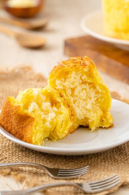 Roti sobek ya da Roti Gembong ya da Yumuşak ekmek, Bu ekmek yumuşak bir dokuya sahip tatlı bir tadı var. Genellikle çikolata, peynir ya da rendelenmiş hindistan cevizi ile doludur..