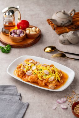 Mango soslu çıtır tavuk mu yoksa Ayam Saus Mangga mı? Tadı baharatlı ve biraz da tatlı..