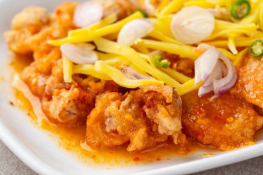 Mango soslu çıtır tavuk mu yoksa Ayam Saus Mangga mı? Tadı baharatlı ve biraz da tatlı..