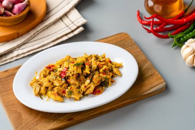 Ayam Suwir Pedas, baharatlı tavuk etinden yapılan Endonezya mutfağı Bali 'nin en popüler yemeklerinden biridir..